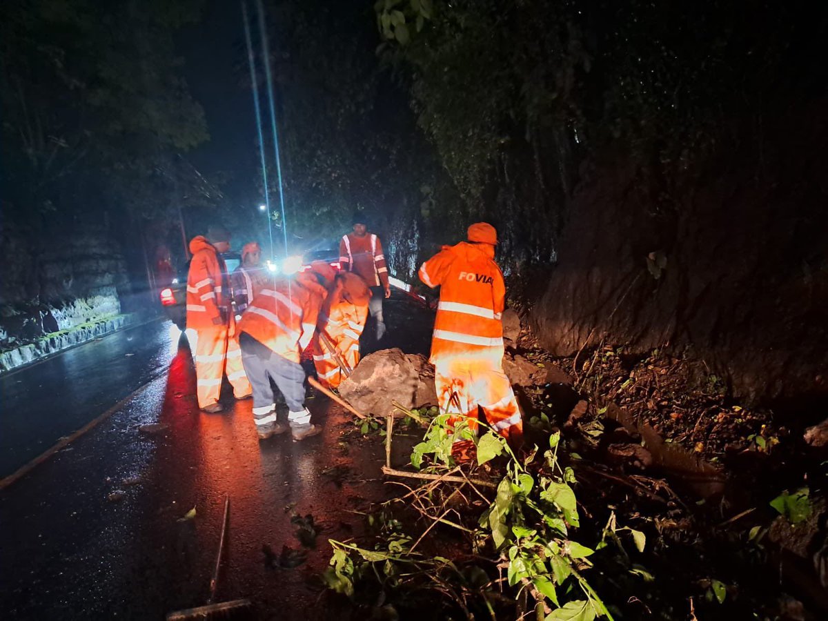 TVMSLV's tweet photo. Los equipos de @FOVIALITO atendieron durante la madrugada un derrumbe registrado sobre la carretera que conduce hacia San José Villanueva, en La Libertad.

El personal trabajó en el sector para despejar la vía y permitir el tránsito seguro de los conductores. https://t.co/N9Tz18kUIN
