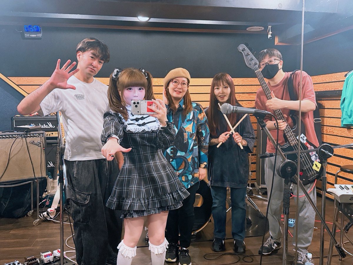 nyanderland1114's tweet photo. 先日ニャーでリハ入りました〜😻🎸❣️6/22(月)のライヴまでもう1週間もない‼️そして今回はマスシンさんに代わり少女式ヱリスのあをいさん(@awoichin )にサポートドラムで参加していただくことになりました🥹🥁❣️❣️楽しみ〜！！久々のニャー絶対来てにゃん❤️‍🔥❤️‍🔥🎶

ご予約🎟️⚡️
https://t.co/r28teAwKrX https://t.co/99bokv1vnJ