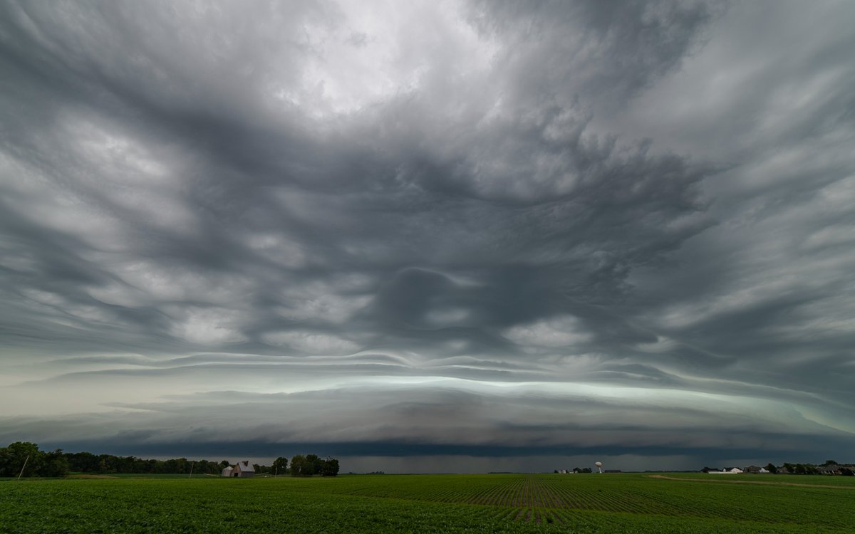 monsoonchaser's tweet photo. Couple of quick edits from the epic elevated shelf cloud over Springfield, IL earlier. #ilwx https://t.co/9CXdKIsysL