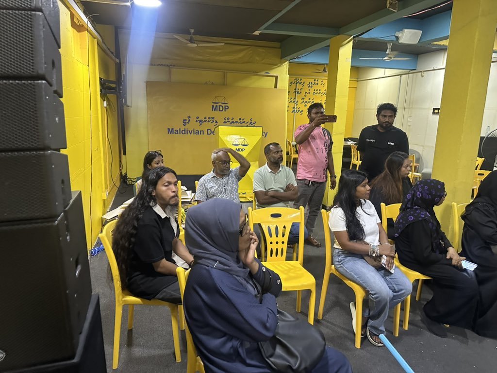 mrsays_'s tweet photo. މާދަމާ ރޭ ރަސްފަންނުން ފަށާ މުޒާހިރާ "ވަޒީފާ ބުރާސްފަތި" އަށް ތައްޔާރުވުން މާލޭ މައި ހަރުގޭގައި ކުރިއަށްދަނީ. https://t.co/Cf6icDPZ4n