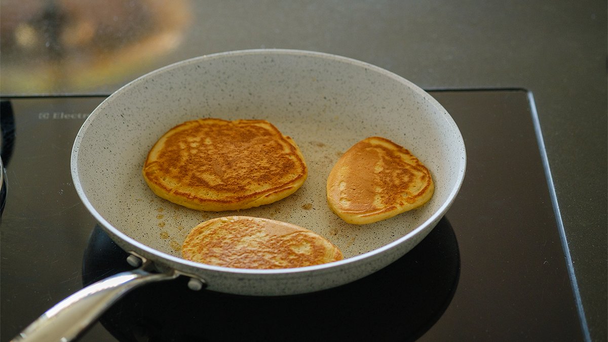 zestyandspicy's tweet photo. ✨ SOURDOUGH PANCAKES ✨
Soft, fluffy, just a little cloud begging to soak all that beautiful maple syrup that you'll be drizzling all over them 😍 

Do you need more convincing??!! 😉✨
#Recipe 👉 https://t.co/qtaVJvs85R https://t.co/UcMFaQrfmF