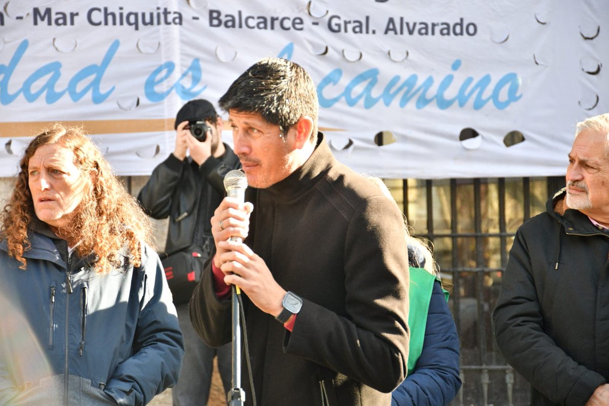 MercedesCabezas's tweet photo. EN #ATE DEFENDEMOS EL TURISMO SOCIAL
Terminamos la jornada de lucha con un acto en las puertas de la municipalidad de General Pueyrredón, ante los despidos de trabajadores y trabajadoras de los complejos turísticos de #Chapadmalal y Embalse Río Tercero y la posible privatización
Ponemos el cuerpo ante la crueldad y deshumanización de este Gobierno que deja a 100 familias sin trabajo y a muchas otras sin el acceso a vacacionar.
Gran encuentro y jornada junto a trabajadores y trabajadoras estatales y dirigentes nacionales y de la provincia de #BuenosAires.