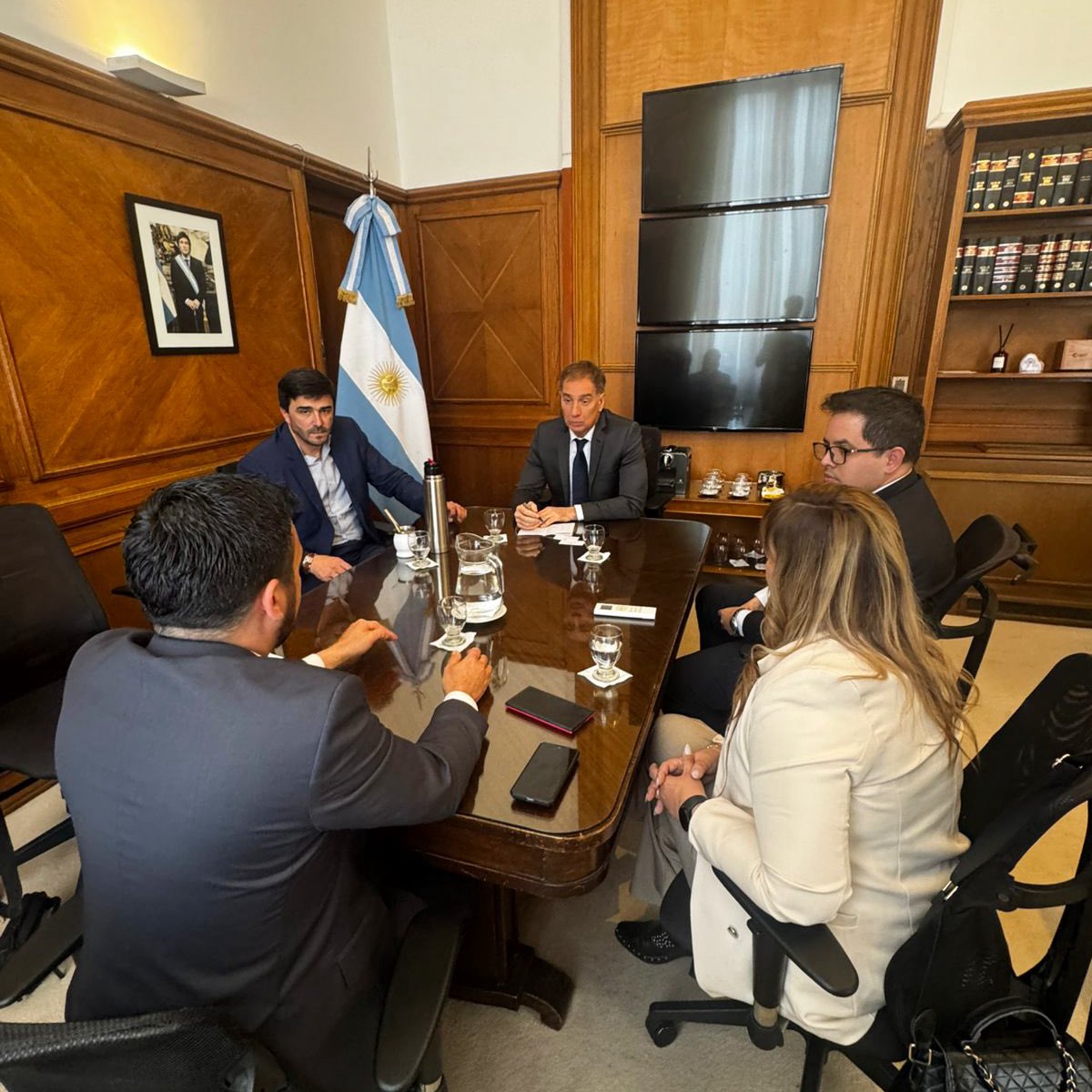 santipauli's tweet photo. Estuvimos reunidos con @diegosantilli en el Ministerio del Interior conversando sobre el futuro productivo de Tierra del Fuego. El gobierno está convencido de la importancia estratégica de nuestra provincia y de lo que hay que hacer para convertir ese futuro en realidad. La Libertad Avanza.