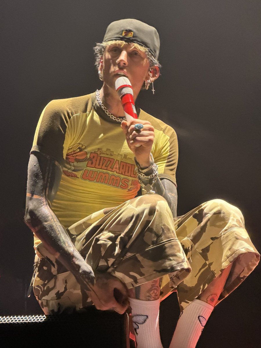 AlisonXXEST's tweet photo. @machinegunkelly  in yellow just hits different 😮‍💨 https://t.co/4y0apZxK6Y
