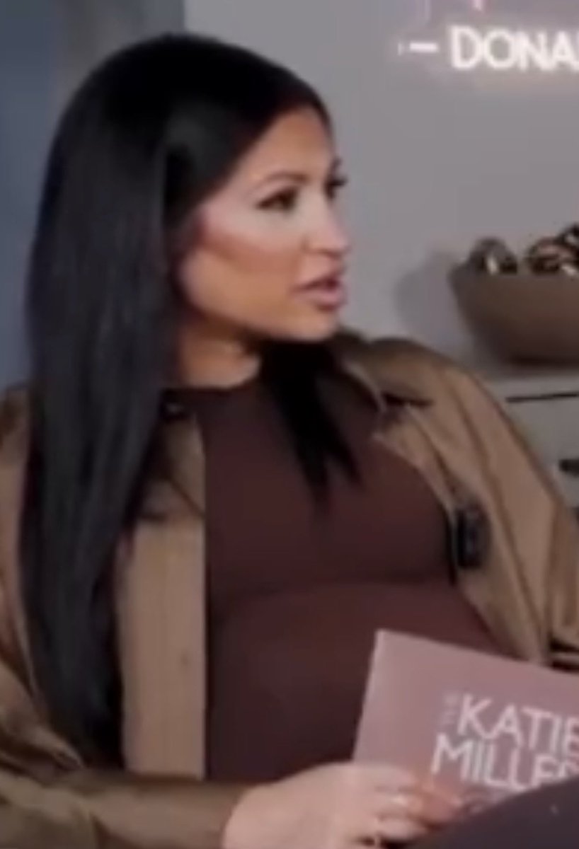 huntopia_'s tweet photo. @monicavenzke Does this woman know how to blend makeup https://t.co/8N1S7GcCLz