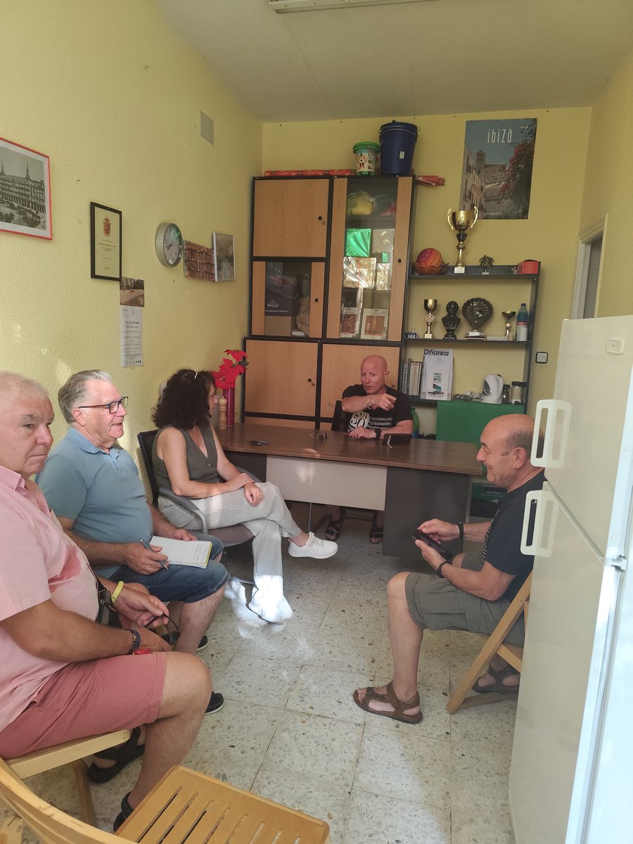 Mostolesporfin's tweet photo. 🫂 Con nuestra portavoz @ParrilMercedes hemos visitado a nuestros amigos de la  Asociación de Vecinos Campo de La Virgen 
👥 Gracias por abrirnos las puertas y compartir vuestras inquietudes y propuestas. Las asociaciones vecinales sois fundamentales para construir barrios más unidos, participativos y con más oportunidades para todos. Seguimos trabajando juntos por un mejor futuro para el barrio.
#Móstoles #Vecinos #Barrios #Cambio #Municipalismo