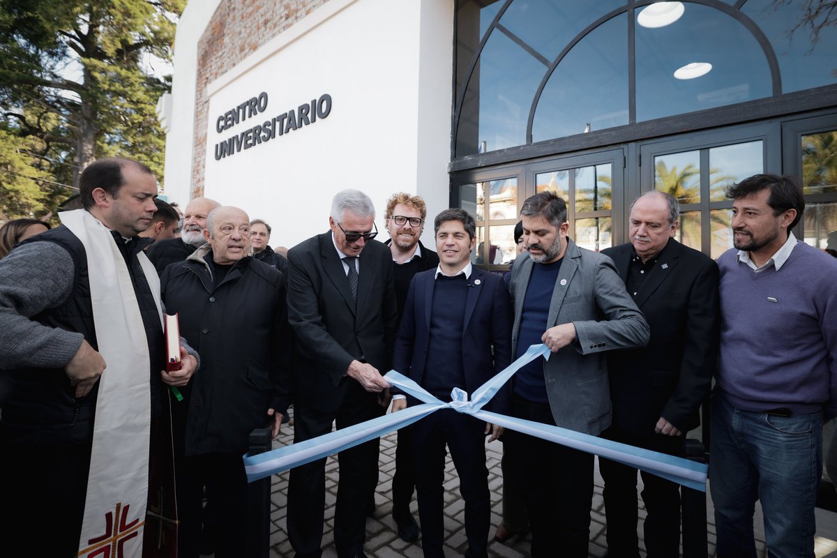 Kicillofok's tweet photo. General Belgrano tiene su primer Centro Universitario de Puentes, una política que sigue creciendo en toda la provincia para que cada vez sean más los bonaerenses que puedan estudiar una carrera en el lugar donde nacieron.

Y el derecho a la educación también se garantiza cuando los chicos tienen herramientas para formarse, como las compus de Conectar Igualdad Bonaerense que recibieron estudiantes de tres escuelas del municipio.