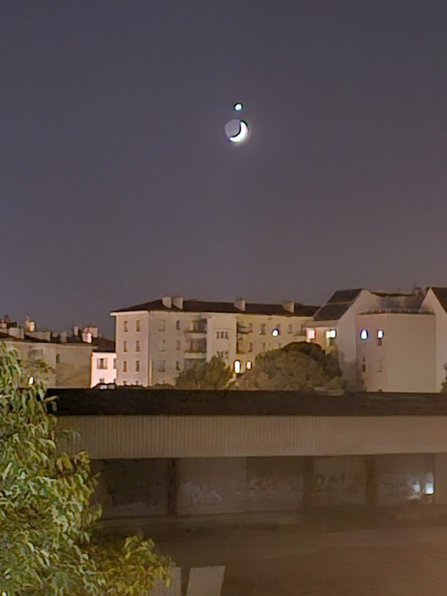 _Shaeev's tweet photo. ya une étoile au dessus de la lune https://t.co/8FL4CFtMAn