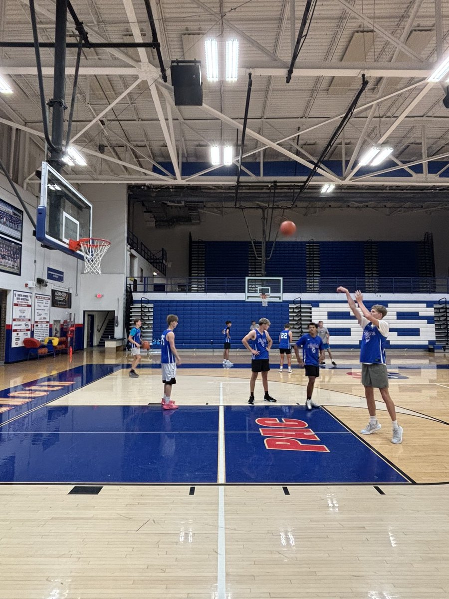 SSHSRebelsHoops's tweet photo. 🏀 South Spencer Boys Basketball is putting in the work! Every rep matters as we build toughness, teamwork, and Rebel pride. Keep getting better. Go Rebels! 🔴🔵 https://t.co/GpjhIW2gLE