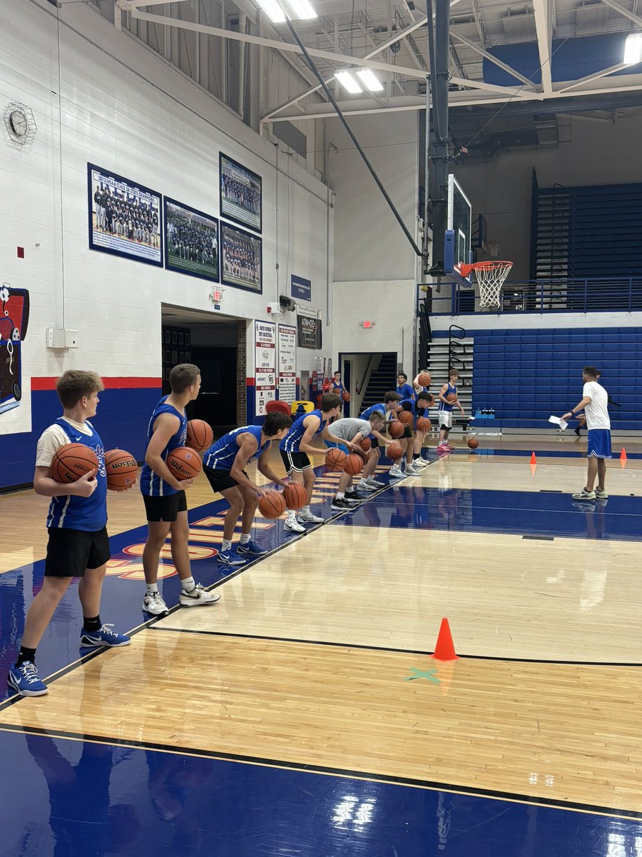 SSHSRebelsHoops's tweet photo. 🏀 South Spencer Boys Basketball is putting in the work! Every rep matters as we build toughness, teamwork, and Rebel pride. Keep getting better. Go Rebels! 🔴🔵 https://t.co/GpjhIW2gLE