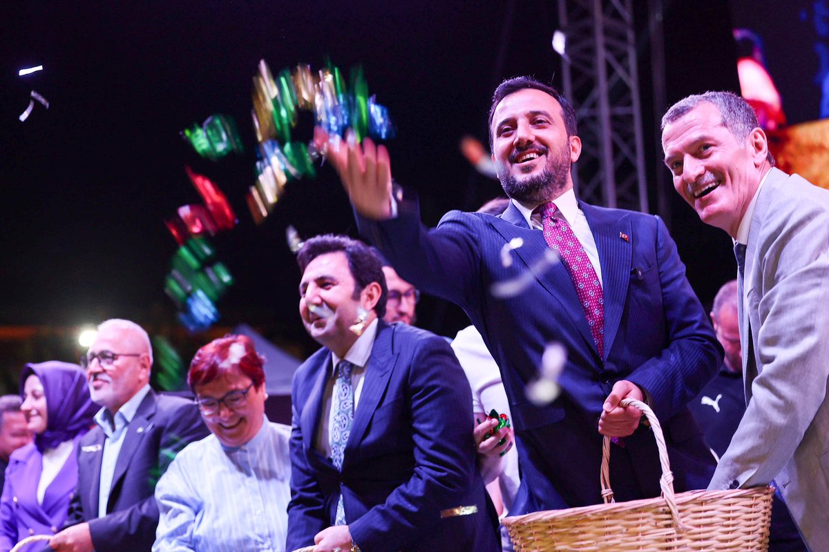 abdullahozdemir's tweet photo. Bu akşam köklü medeniyet mirasımızın önemli değerlerinden biri olan 27. Merkezefendi Geleneksel Tıp Festivali’nin açılış programına katıldık.

Kültürümüzü, tarihi birikimimizi ve kadim şifa geleneğimizi yaşatan bu anlamlı organizasyonda; Belediye Başkanımız Sayın @omerrarisoy olmak üzere, emeği geçen herkese teşekkür ediyor, festivalin hayırlara vesile olmasını diliyorum.

📍Zeytinburnu