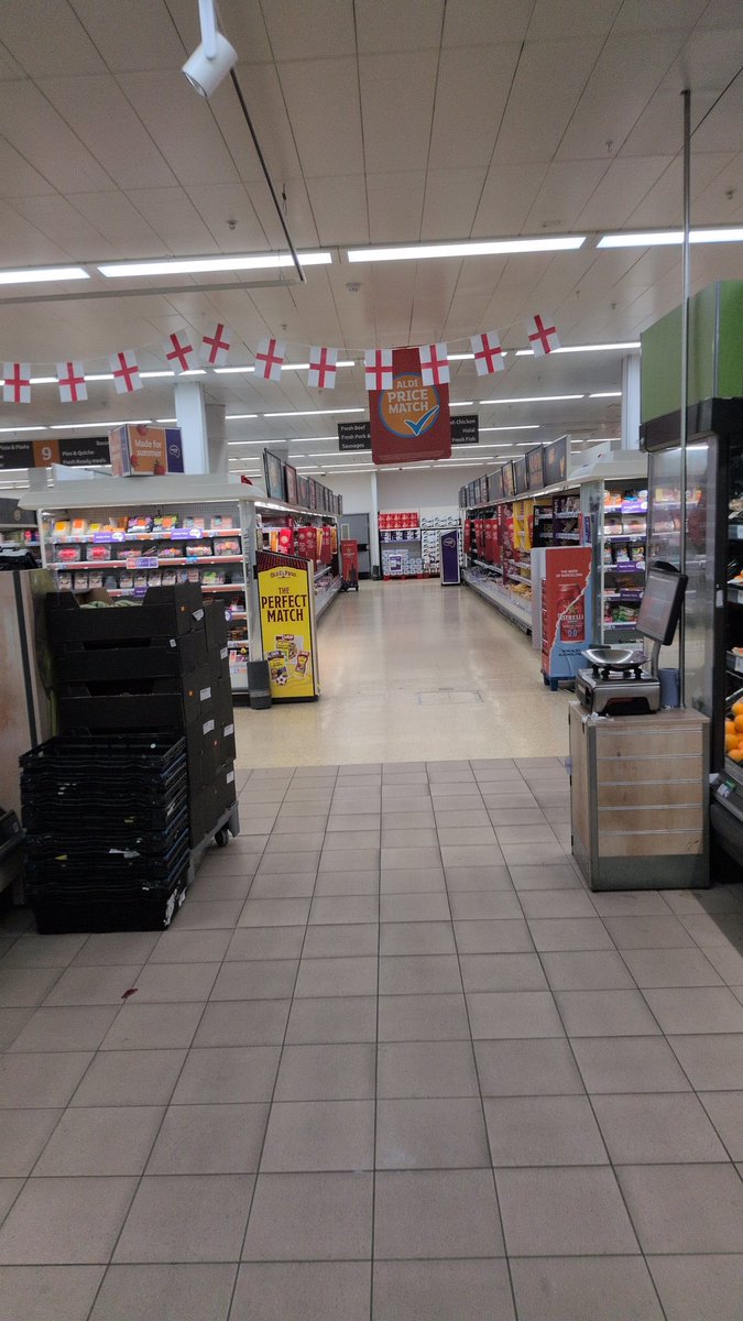 jdklfc's tweet photo. Sainsbury's was like the entire country is doing something else...bliss. https://t.co/cgpbYl2I8c