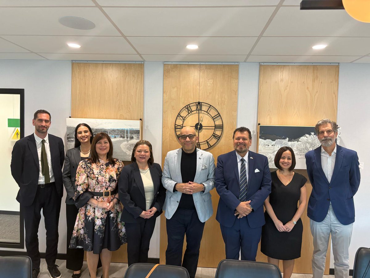 consulmexmtl's tweet photo. Estuvimos presentes en la reunión de trabajo sostenida entre @Cskeete, Ministro de Relaciones Internacionales de Quebec, y el grupo de Cónsules Iberoamericanos.

Gran espacio de diálogo para fortalecer la cooperación y los vínculos entre Quebec y los países de Iberoamérica 🇲🇽🤝🇨🇦 https://t.co/NkPxBYOk3B