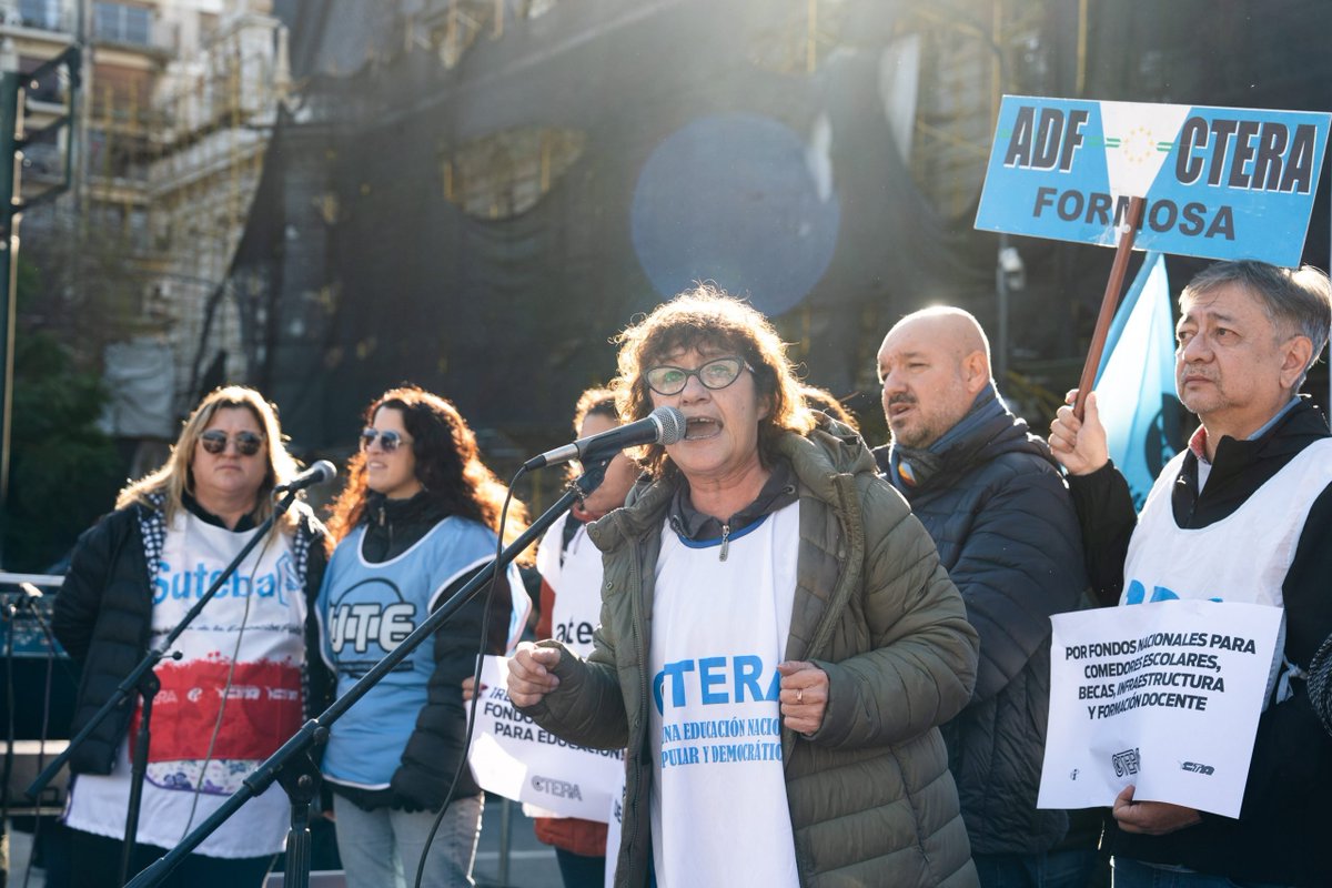 cteracta's tweet photo. CTERA se movilizó frente al Palacio Pizzurno junto a sindicatos de base de todo el país.

Por aumento salarial, restitución del FONID, Paritaria Nacional Docente y en defensa de la educación pública.

📢 Además se anunció un Paro Nacional Docente y una Marcha Federal Educativa. https://t.co/XyqX1FLcui