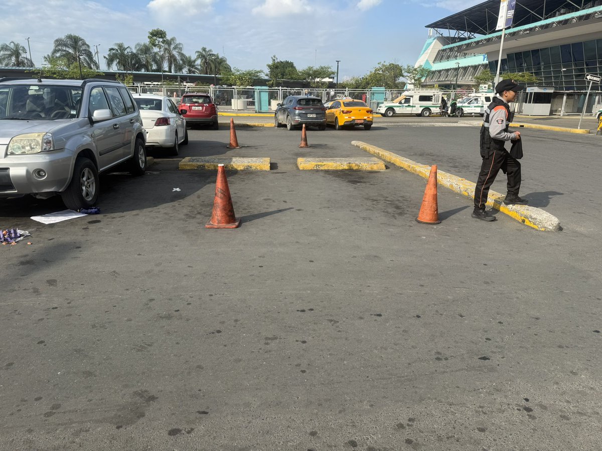 MarioAMendietaG's tweet photo. Srs @alcaldiagye @taticoronelf cuál es el motivo o la explicación, para que los parqueaderos de discapacitados, no se puedan usar en el #TerminalTerrestre https://t.co/W6ATaXyagV