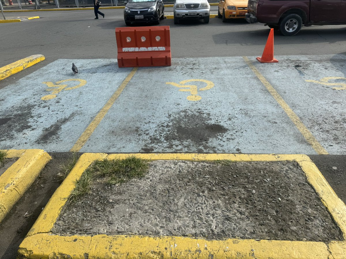 MarioAMendietaG's tweet photo. Srs @alcaldiagye @taticoronelf cuál es el motivo o la explicación, para que los parqueaderos de discapacitados, no se puedan usar en el #TerminalTerrestre https://t.co/W6ATaXyagV