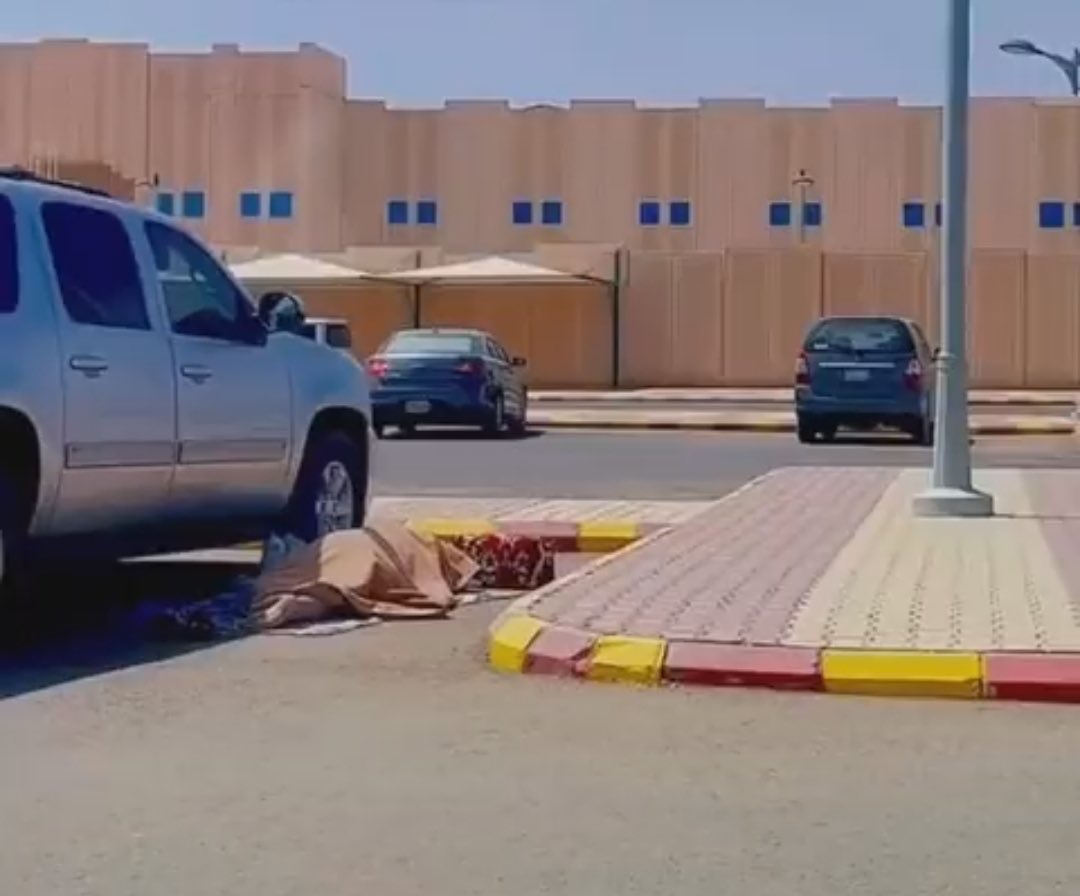 HAYAABDULLAH_SH's tweet photo. #رساله_اليوم
" إلى كل فتاة " والله لن تجدي رجل في العالم يشقى ويتعب ويضحي بصحته وبماله وبوقته وينام تحت لهيب الشمس من أجل سعادتك ومستقبلك
ويتمنى أن تكوني أفضل منه سوى #ابوك
أسأل الله.. 🤲 العلي العظيم أن يحفظ الحي من الأباء وأن يرحم ويغفر لمن مات منهم.
#بس_حبيت_اقول https://t.co/VCZmPaKmDk