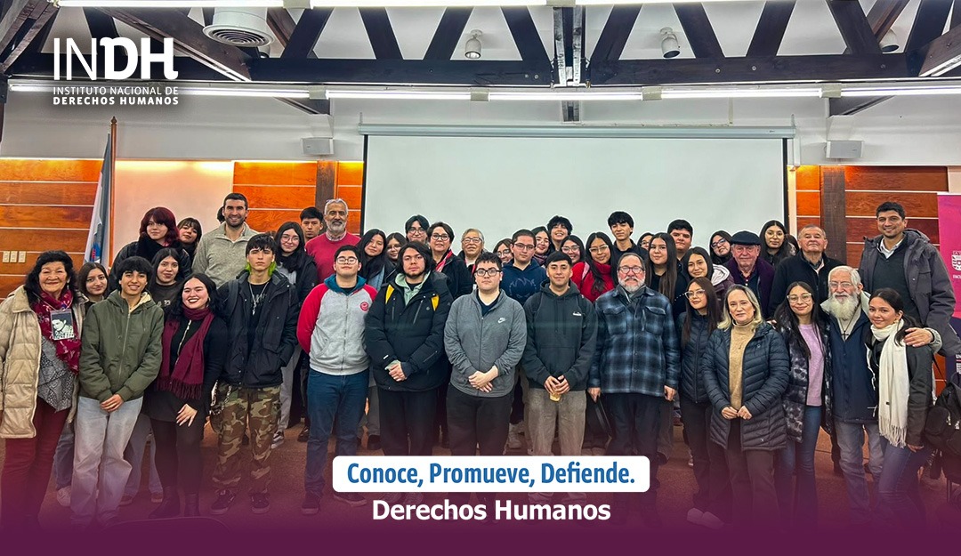 inddhh's tweet photo. La Mesa de Educación y Promoción en DD.HH. de Ñuble, instancia en la que participa #INDHÑuble, organizó el segundo Encuentro Intergeneracional junto a estudiantes de la carrera de Trabajo Social de la Universidad del Biobío, con el objetivo de que las personas compartan con familiares de ejecutados políticos o detenidos desaparecidos por la dictadura, y sobrevivientes de prisión política y tortura.

El jefe regional del INDH Jorge Bustos valoró la realización del encuentro y aseguró que este “permitió generar una conversación cercana y reflexiva sobre la memoria y las experiencias vividas durante la dictadura. El diálogo entre generaciones contribuye a preservar la memoria colectiva, fortalecer el compromiso con los derechos humanos y promover una reflexión crítica sobre nuestra historia reciente. Estos espacios de encuentro entre la sociedad civil y el mundo universitario son fundamentales para fortalecer la democracia y la convivencia respetuosa”.