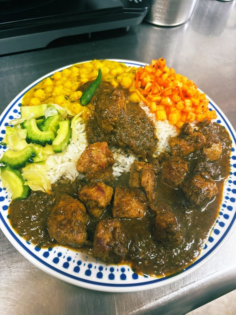 CSMaboroshi's tweet photo. 今日のカレーはチキン、ポークです。

トッピングは追加のサラダ、パクチー、うずら、ピクルス、あちゃーる、マトンと茄子のキーマ、豆カレー、ゴーヤとキャベツのマリネです。 https://t.co/F03V0Pm1Ns