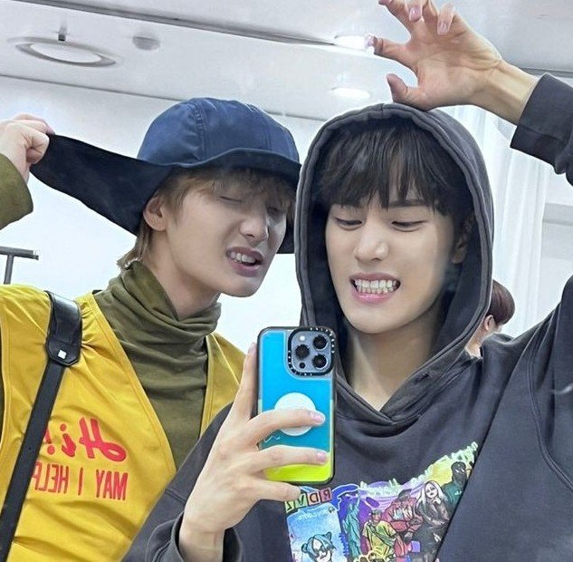 catsitoz's tweet photo. FELIZ CUMPLEAÑOS LENAAAAA 💗🥳😭
te quiero muchooo amiga espero la estes pasado relindo, come mucho pastel, porfavor nunca m abandones o viajo hasta haya y hago plantón enfrente d tu casa (╥﹏╥)
@hoshimiio ⭐️ https://t.co/9ATwvviurO