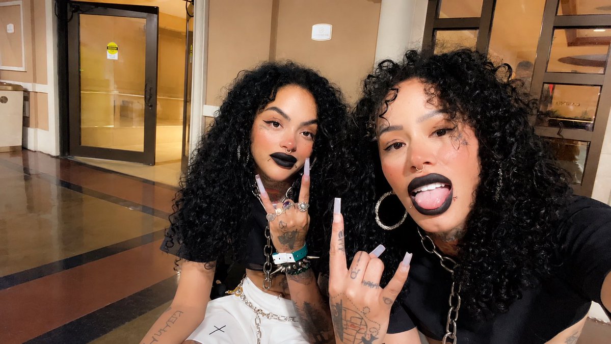 Not2Twinz's tweet photo. We wanna go back to vegassss who’s flying usss? ✈️ https://t.co/vRgtsUSHz9