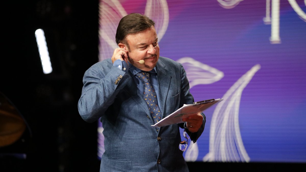 Radio3tweet's tweet photo. Per l'ultima volta quest'anno, il palco della Sala A ha ospitato tre giurati, la musica di Sabrina Trojse e la conduzione di Enrico Stinchelli. Appuntamento per la finale al Teatro dell' @OperaRoma, il 7 luglio, dove scopriremo il vincitore della quinta edizione di #VociInBarcaccia, Largo ai giovani!