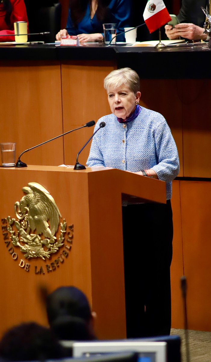 SEMARNAT_mx's tweet photo. Durante la Sesión Solemne por el 75 aniversario de la sede subregional de la @cepal_onu en México, realizada en el @senadomexicano, la secretaria de Medio Ambiente y Recursos Naturales, @aliciabarcena, destacó el papel de este organismo como un espacio fundamental para construir propuestas propias desde y para América Latina y el Caribe.

📌 La titular de la Semarnat señaló que, a lo largo de siete décadas y media, la Cepal en 🇲🇽, ha contribuido a impulsar una visión de desarrollo centrada en la igualdad, la justicia social y la cooperación regional, fortaleciendo la capacidad de los países latinoamericanos y caribeños para enfrentar desafíos compartidos como la pobreza, la desigualdad, la crisis climática y la migración.

Asimismo, reconoció la contribución de la Cepal al Acuerdo de Escazú, instrumento para fortalecer el acceso a la información, la participación pública y la justicia en asuntos ambientales.

“No puede haber justicia social sin justicia ambiental”, subrayó la secretaria Bárcena, al destacar la necesidad de construir un modelo de desarrollo que combine igualdad, bienestar social y protección del medio ambiente.

La ceremonia fue encabezada por la presidenta de la Comisión Permanente del Congreso de la Unión, @LauraI_Castillo, y contó con la participación del secretario ejecutivo de la Cepal, @JoseMSalazarX; la subsecretaria para América Latina y el Caribe de la @SRE_mx, @RaquelSerur3, y el vocal de la Junta de Gobierno del @IPAB_mx, Alfredo Navarrete. Así como @kenialopezr, presidenta de @Mx_Diputados, y representantes diplomáticos acreditados en México de diversos países de la región. 

#SomosMedioAmbiente