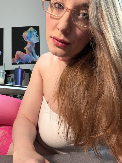 Nova Harper - Humpday is ON! Live now 😘 https://t.co/ToFhztPrPc