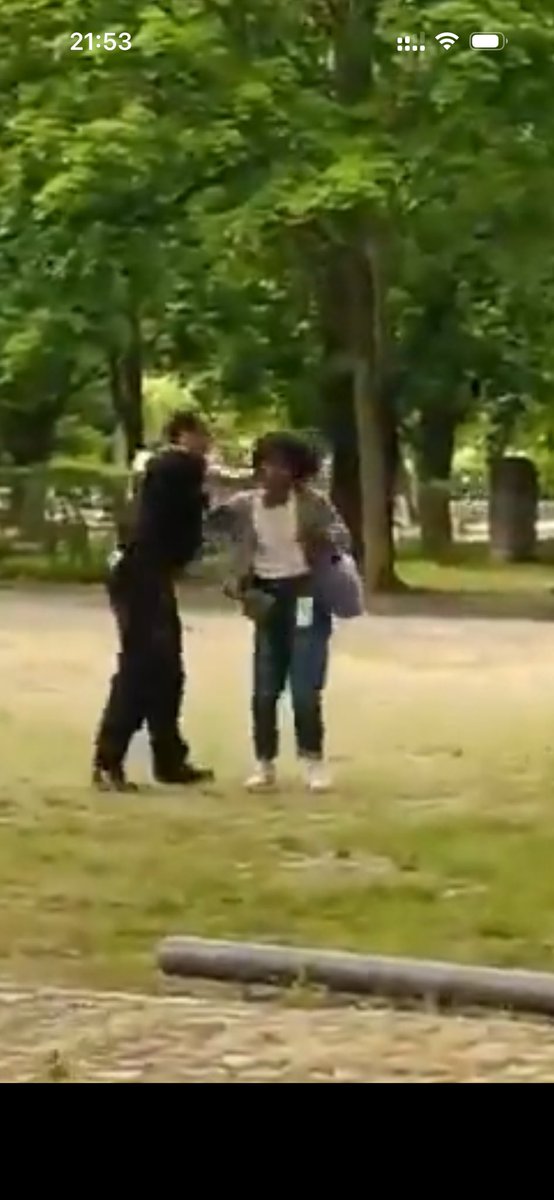vrossise's tweet photo. @WHLeavitt @CDzwoni Hi,@WHLeavitt . Do you know anything more about the arrest of the US journalist in this incident? https://t.co/kgs4dsHJTN