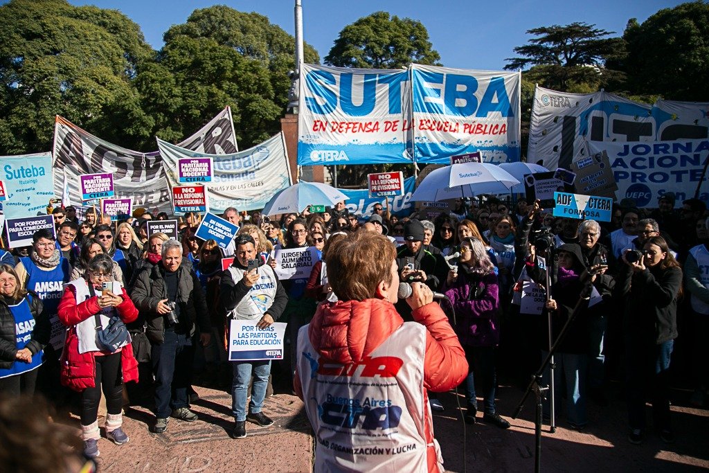 SUTEBAProvincia's tweet photo. 📢  Como Suteba nos movilizamos frente a la Secretaría de Educación de la Nación para exigir respuestas urgentes ante el brutal ajuste del Gobierno Nacional. 

¡La salida es colectiva, con unidad, organización y lucha! 

#SomosSuteba https://t.co/Xry3JaNdsM