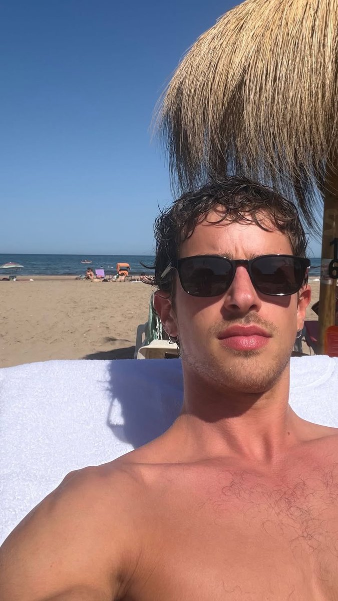 manuriosbrasil's tweet photo. Lindo! Manu Ríos aproveitando a praia em Valência, na Espanha. 🤍 https://t.co/w93QQzT5pN