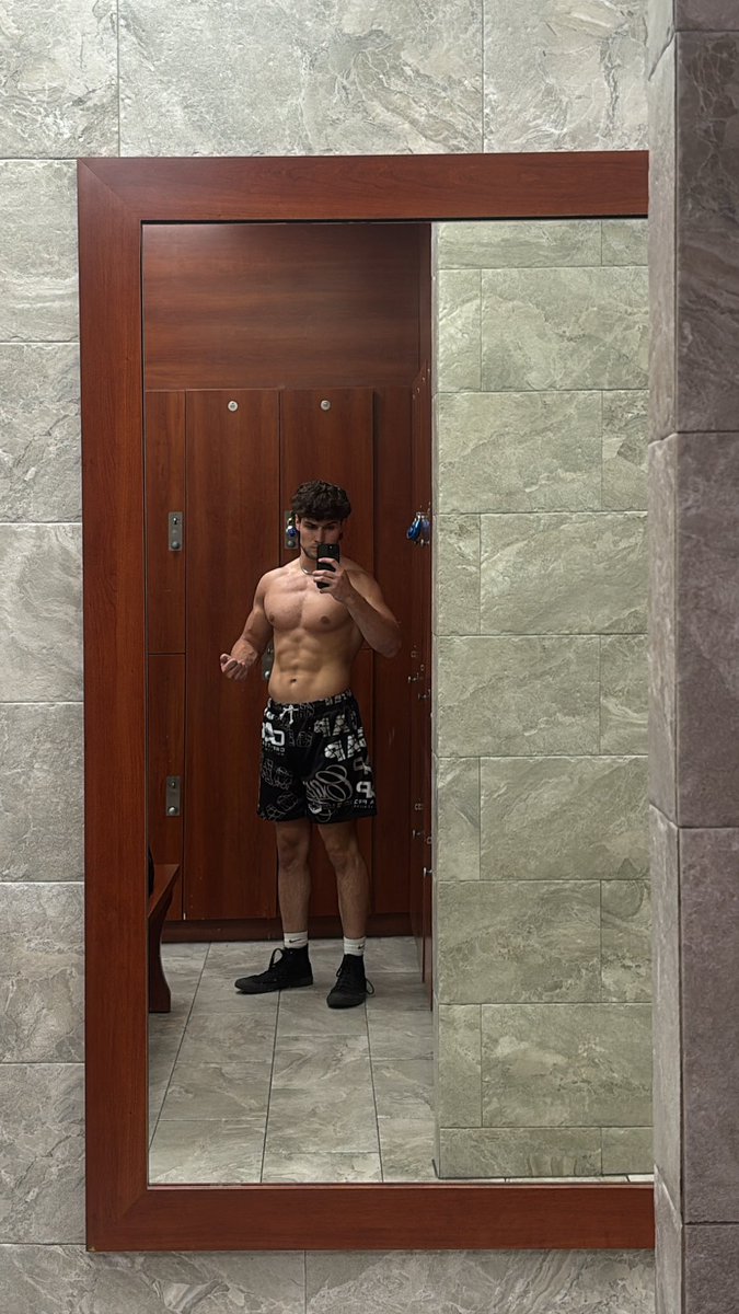 _anthonyvecchio's tweet photo. Might have to get new gear and go no singlet soon… https://t.co/Q8N7AIIfBR