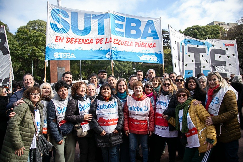 SUTEBAProvincia's tweet photo. 📢  Como Suteba nos movilizamos frente a la Secretaría de Educación de la Nación para exigir respuestas urgentes ante el brutal ajuste del Gobierno Nacional. 

¡La salida es colectiva, con unidad, organización y lucha! 

#SomosSuteba https://t.co/Xry3JaNdsM