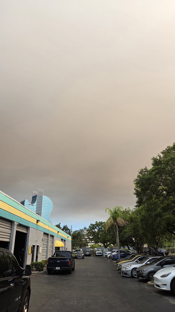 Zer0R7's tweet photo. Thats all smoke not clouds. Even have a bit of ashes on my car. https://t.co/0yzkb2m41E