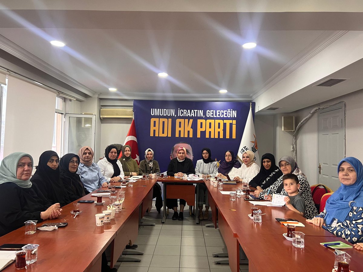 YldrmHarika's tweet photo. Geleceğe yön veren adımlar, güçlü fikirlerle ve kararlılıkla atılır. 🚀 

Kadın Kolları İlçe Yönetim Kurulumuz ile bir araya gelerek, önümüzdeki dönemin yol haritasını belirlediğimiz son derece verimli bir toplantı gerçekleştirdik.

Kadınlarımızın inancı, emeği ve tükenmeyen enerjisi, sahadaki en büyük gücümüz.💪
İlk günkü motivasyonumuzla, ilçemiz ve geleceğimiz için durmadan çalışmaya, üretmeye ve değer katmaya devam ediyoruz.✨

@Haticeyucel2023