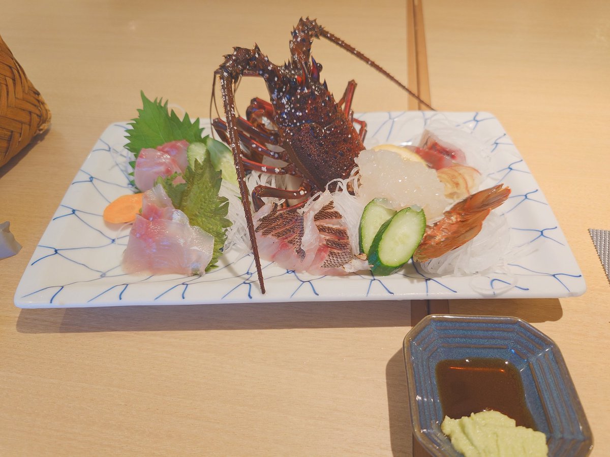 Harutrain's tweet photo. おはようございます☔→☁😊♪
昨日の夕食で、満腹眠気で朝になってました。いやはや美味しすぎました〜
朝温泉で目を覚まします！ https://t.co/Y3Bh27ofoc