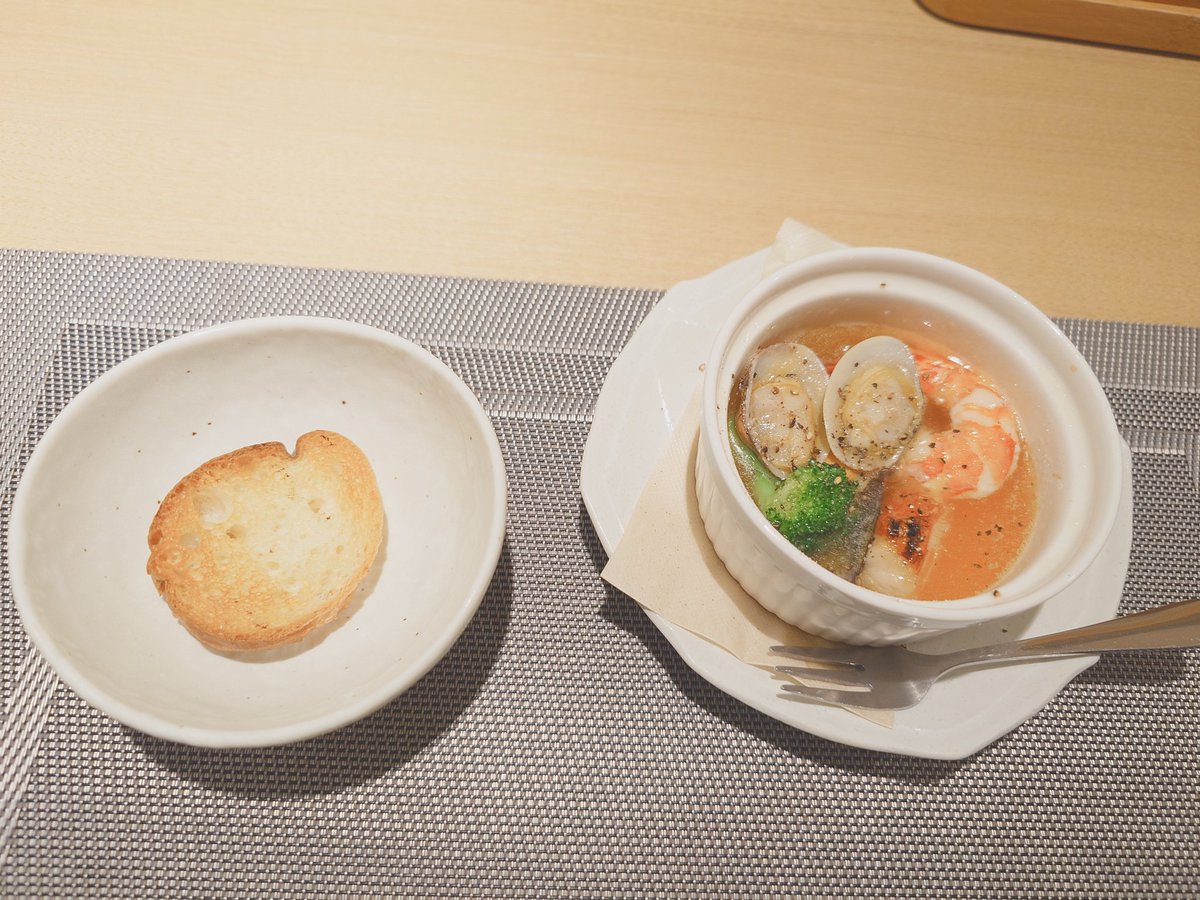 Harutrain's tweet photo. おはようございます☔→☁😊♪
昨日の夕食で、満腹眠気で朝になってました。いやはや美味しすぎました〜
朝温泉で目を覚まします！ https://t.co/Y3Bh27ofoc