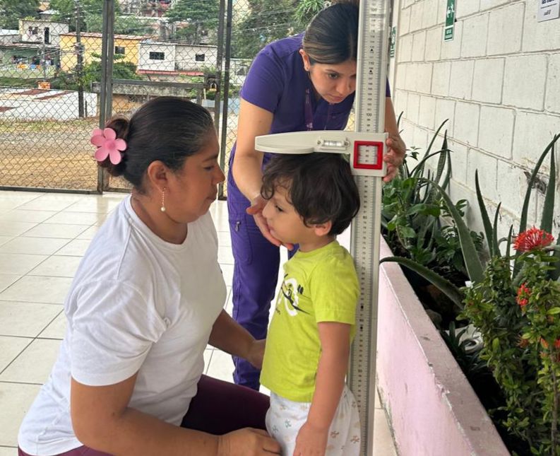 Salud_Guayas's tweet photo. ¡Juntos cuidamos a nuestros niños!👦🏻👧🏻

@Salud_Ec visita el Centro de Desarrollo Infantil #PequeñosTesoros en #MapasingueOeste se brindó atención en:
🦷 Odontología
🩺 Medicina General
 
De esta manera garantizamos el desarrollo óptimo de nuestros infantes.

#MSPEnTerritorio https://t.co/cKQyqW6Dha