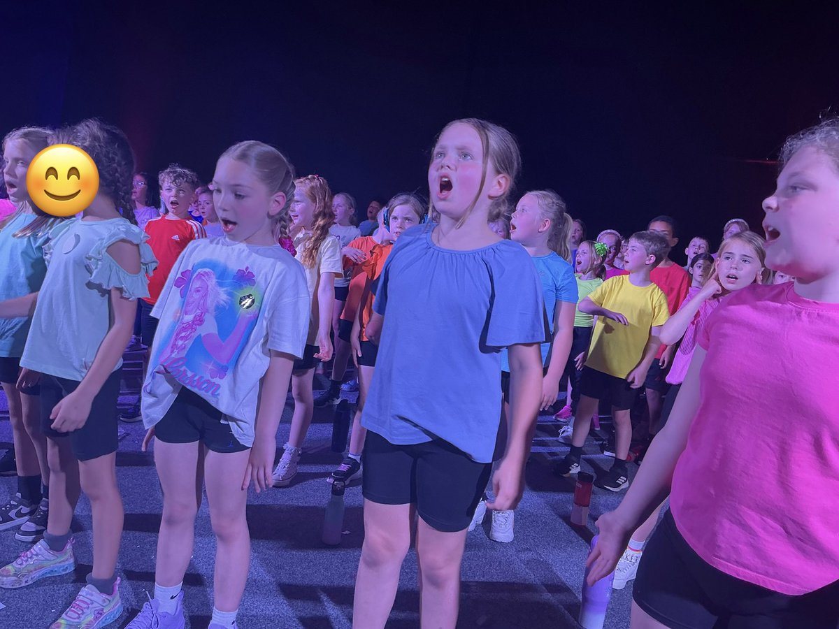 Y2Auckleyschool's tweet photo. What a privilege it was to be part of Sing Out with schools from all over Doncaster. The children did us proud and an amazing night was had by all! @DoncasterMusicHub #singout #masschoir https://t.co/ILs9X8yy5O