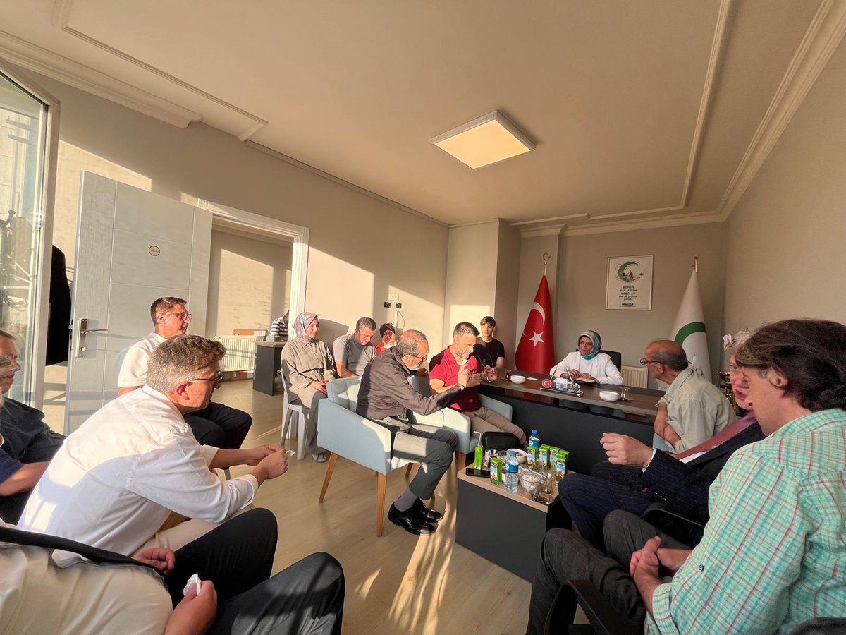 beyogluensarv's tweet photo. Ensar Vakfı Beyoğlu Şube Başkanımız sn @enesozkan ve yönetim kurulu üyeleriyle birlikte, Yeşilay Beyoğlu Şube Başkanı sn @yolcu__ayse ve yönetimiine hayırlı olsun ziyareti gerçekleştirildi. 

Ziyaretler STK işbirliği ve birlikte çalışma yöntemleri açısından çok kıymetli. https://t.co/QgVysOJH1M