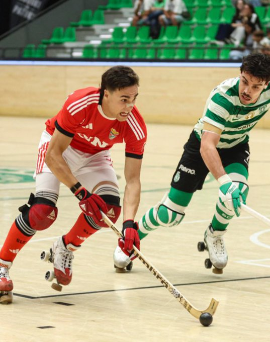 CabineSport's tweet photo. Benfica voltou a vencer o Sporting e está a uma vitória do título de campeão nacional de Hóquei em Patins. https://t.co/vnuujhTc6v