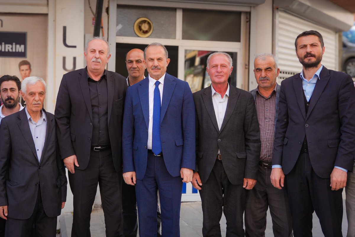 HakkariValiligi's tweet photo. 🔴Vali Taşyapan’dan Esnaf Odaları ve Basın Kuruluşlarına Ziyaret

Valimiz Sayın İbrahim Taşyapan, kentte faaliyet gösteren esnaf kuruluşları ile basın temsilcilerine yönelik bir dizi ziyarette bulundu.

İlk olarak Halkın Sesi Gazetesi, İl Sesi Gazetesi ve Gazeteciler Derneği Başkanlığı'nı ziyaret eden Vali Taşyapan, basın temsilcileri ile bir araya geldi. Basın mensuplarıyla görüşen Taşyapan, yerel basının kamuoyunun doğru bilgilendirilmesindeki önemli rolüne dikkat çekerek, çalışmalarında gazetecilere başarılar diledi.

Vali Taşyapan, programı kapsamında daha sonra Hakkâri Esnaf ve Sanatkârlar Odası Başkanlığı ile Şoförler ve Otomobilciler Esnaf Odası Başkanlığı'nı ziyaret ederek, oda başkanları ve yöneticilerle bir araya geldi. Ziyaretlerde yürütülen çalışmalar hakkında bilgi alan Taşyapan, esnafın talep ve beklentilerini dinleyerek kurumların faaliyetleri üzerine değerlendirmelerde bulundu.