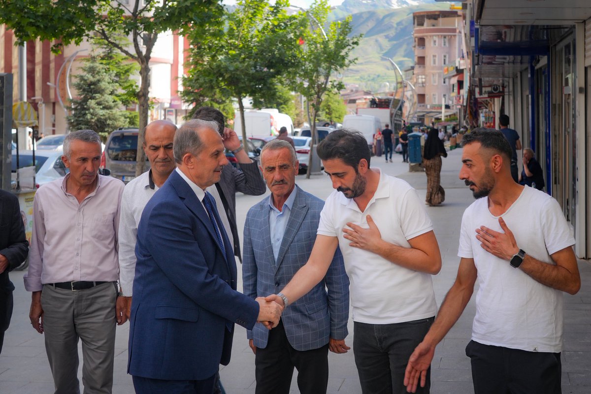HakkariValiligi's tweet photo. 🔴Vali Taşyapan’dan Esnaf Odaları ve Basın Kuruluşlarına Ziyaret

Valimiz Sayın İbrahim Taşyapan, kentte faaliyet gösteren esnaf kuruluşları ile basın temsilcilerine yönelik bir dizi ziyarette bulundu.

İlk olarak Halkın Sesi Gazetesi, İl Sesi Gazetesi ve Gazeteciler Derneği Başkanlığı'nı ziyaret eden Vali Taşyapan, basın temsilcileri ile bir araya geldi. Basın mensuplarıyla görüşen Taşyapan, yerel basının kamuoyunun doğru bilgilendirilmesindeki önemli rolüne dikkat çekerek, çalışmalarında gazetecilere başarılar diledi.

Vali Taşyapan, programı kapsamında daha sonra Hakkâri Esnaf ve Sanatkârlar Odası Başkanlığı ile Şoförler ve Otomobilciler Esnaf Odası Başkanlığı'nı ziyaret ederek, oda başkanları ve yöneticilerle bir araya geldi. Ziyaretlerde yürütülen çalışmalar hakkında bilgi alan Taşyapan, esnafın talep ve beklentilerini dinleyerek kurumların faaliyetleri üzerine değerlendirmelerde bulundu.