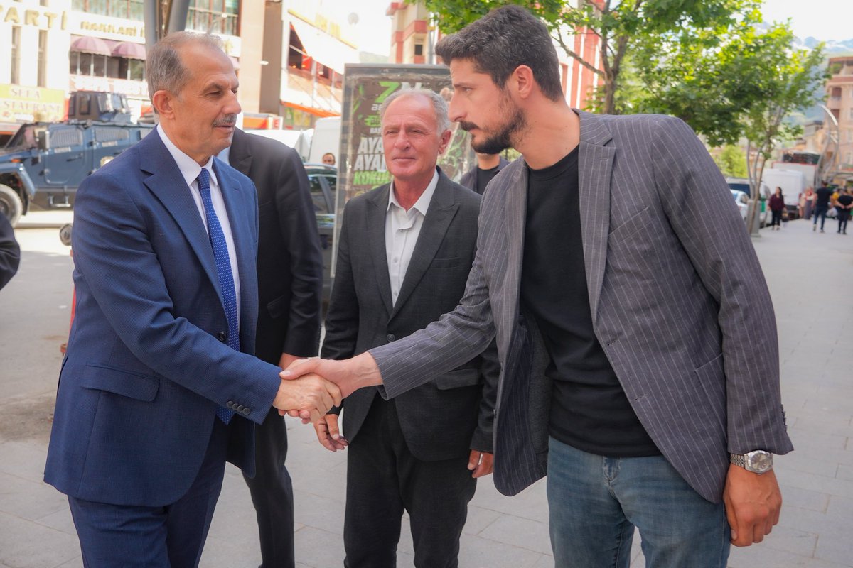 HakkariValiligi's tweet photo. 🔴Vali Taşyapan’dan Esnaf Odaları ve Basın Kuruluşlarına Ziyaret

Valimiz Sayın İbrahim Taşyapan, kentte faaliyet gösteren esnaf kuruluşları ile basın temsilcilerine yönelik bir dizi ziyarette bulundu.

İlk olarak Halkın Sesi Gazetesi, İl Sesi Gazetesi ve Gazeteciler Derneği Başkanlığı'nı ziyaret eden Vali Taşyapan, basın temsilcileri ile bir araya geldi. Basın mensuplarıyla görüşen Taşyapan, yerel basının kamuoyunun doğru bilgilendirilmesindeki önemli rolüne dikkat çekerek, çalışmalarında gazetecilere başarılar diledi.

Vali Taşyapan, programı kapsamında daha sonra Hakkâri Esnaf ve Sanatkârlar Odası Başkanlığı ile Şoförler ve Otomobilciler Esnaf Odası Başkanlığı'nı ziyaret ederek, oda başkanları ve yöneticilerle bir araya geldi. Ziyaretlerde yürütülen çalışmalar hakkında bilgi alan Taşyapan, esnafın talep ve beklentilerini dinleyerek kurumların faaliyetleri üzerine değerlendirmelerde bulundu.