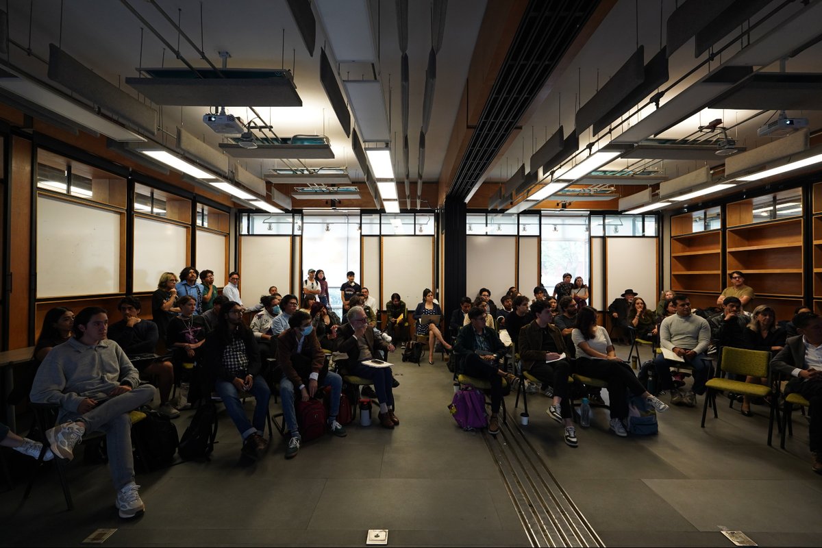 filos_unam's tweet photo. 📚✨ El pasado 28 de mayo se llevó a cabo #EnFilos el encuentro “Heidegger a 50 años de su muerte”, un espacio de diálogo y reflexión sobre la vigencia de uno de los filósofos más influyentes del siglo XX. Académicas y académicos de diversas instituciones compartieron perspectivas sobre su obra, legado e impacto en la filosofía contemporánea. 💙📖