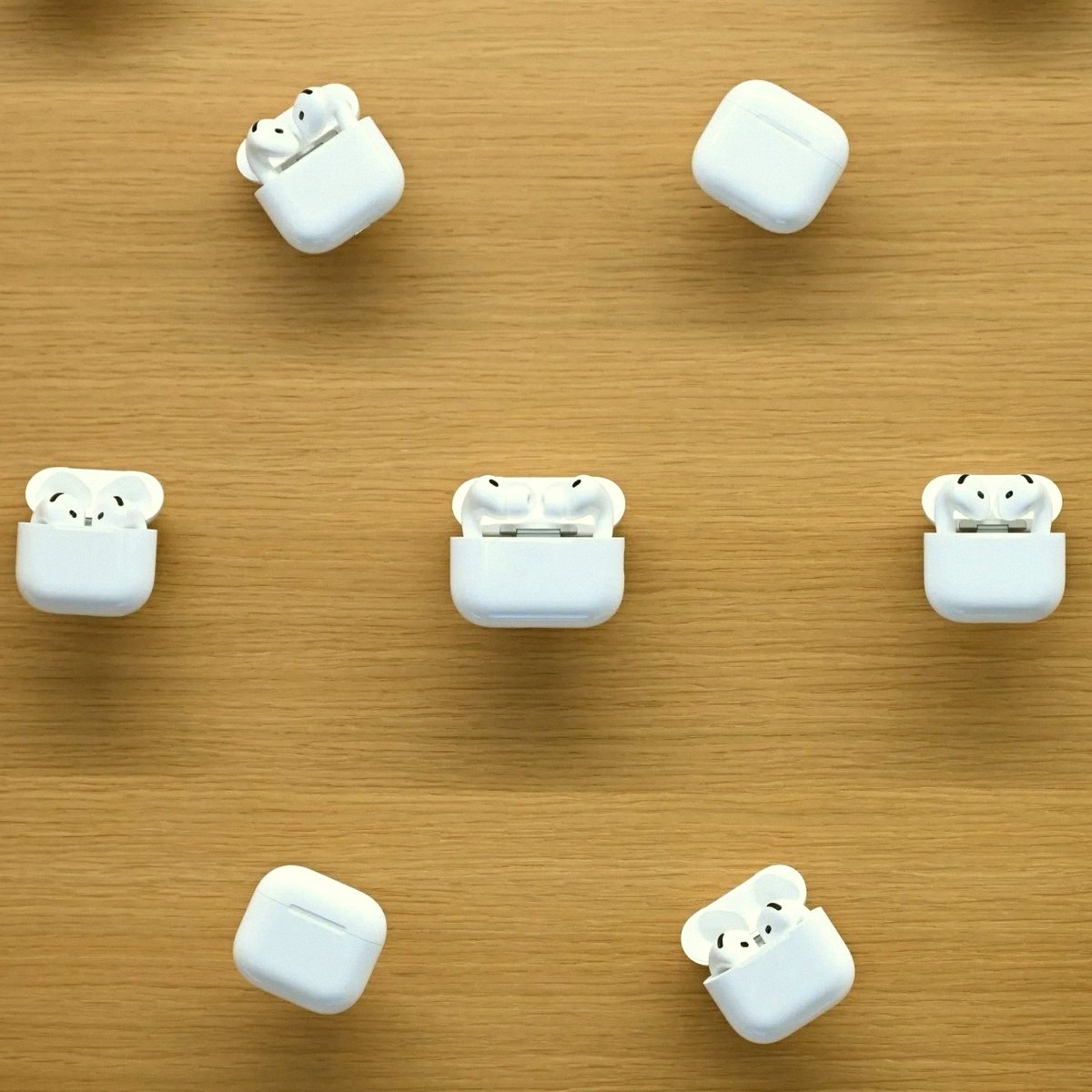 sresavy50's tweet photo. Apple is reportedly working on camera-equipped AirPods and a foldable iPhone, both aiming for a 2027 release per Bloomberg. 📱🎧 https://t.co/W0zdNvdaKT