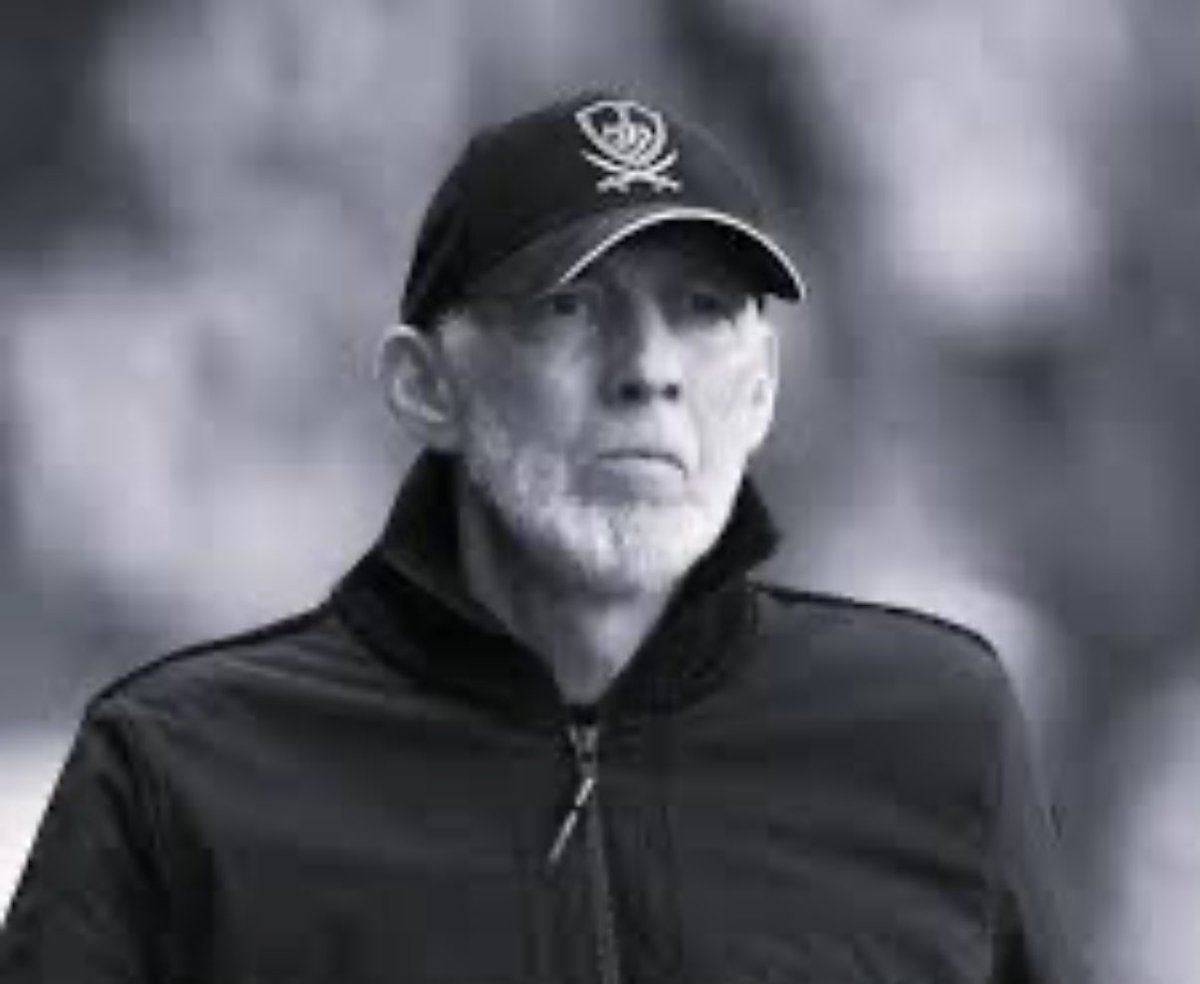 nicolas_vilas's tweet photo. Ce soir je suis triste.
Le foot, c’est passionnant, prenant mais si je suis en colère c’est parce qu’on a perdu un mec bien. Encore un.
Éric Roy n’était pas juste un très bon joueur, un super coach, c’était une belle personne.
Et je (re)pense à Rolland…
Relativisez, prenez soin de vous et des vôtres 🙏🖤