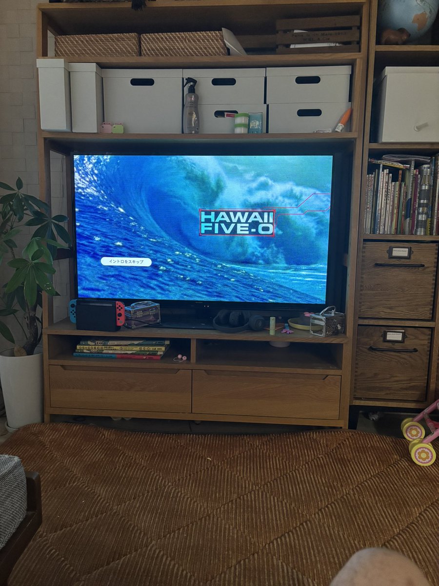 bubunobubuki's tweet photo. あ〜、久々にまたハワイ行きたいなぁ。
最近の朝のルーティンです。

#Netflix #ハワイ #HAWAIIFIVEO https://t.co/qjxFFZp4ER