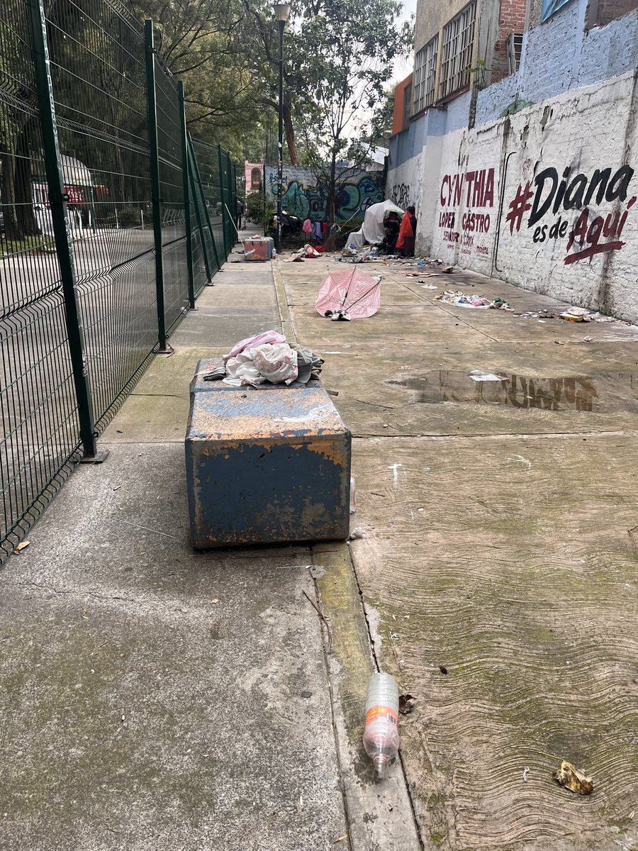 Betomar69's tweet photo. Hola buenas tardes @SOBSECDMX @locatel_mx @SEBIEN_cdmx @AlessandraRdlv @AlcCuauhtemocMx Ayúdenos aquí por favor. Les suplicamos. Ya ni siquiera podemos sentarnos ahí. Mire cómo nos tienen. Jaime Torres Bodet y Eje 1 Norte https://t.co/68ryNsmnbE