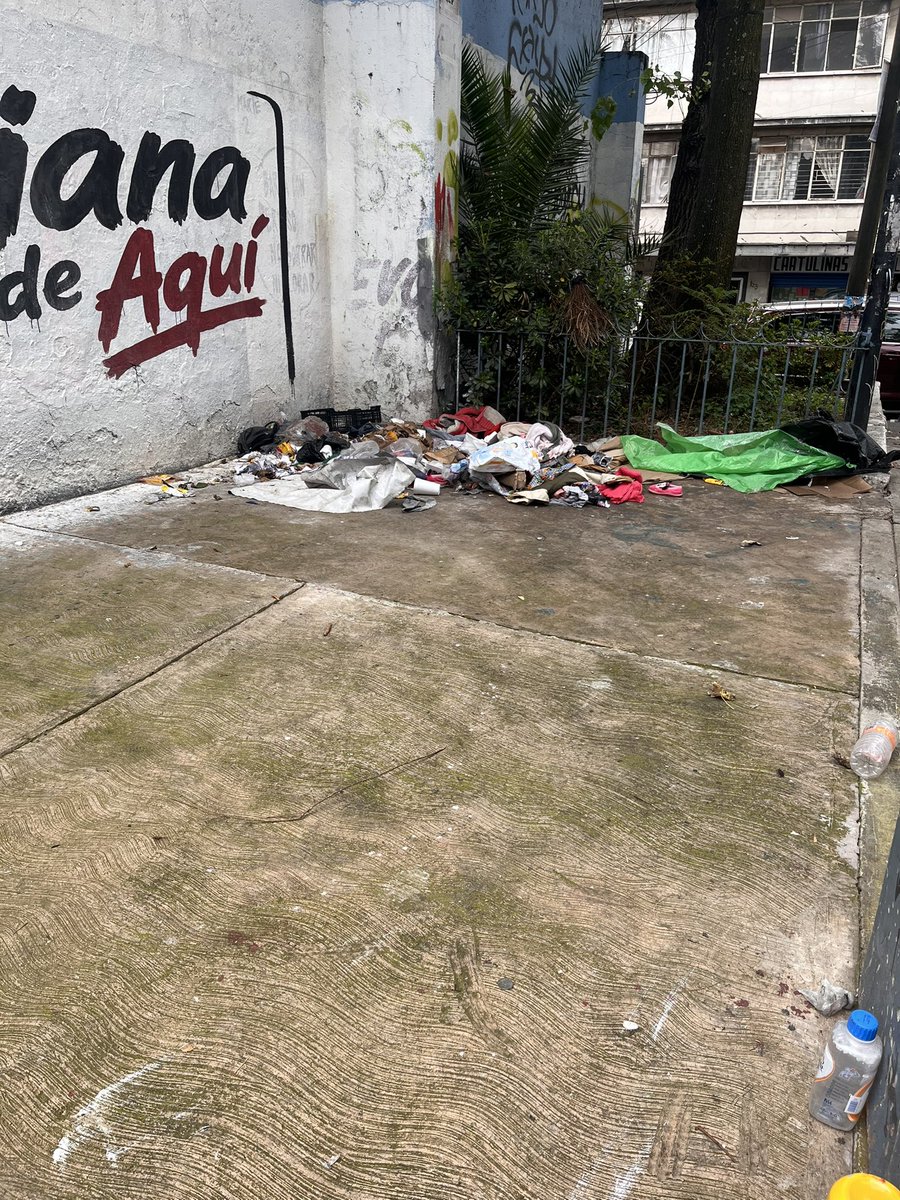 Betomar69's tweet photo. Hola buenas tardes @SOBSECDMX @locatel_mx @SEBIEN_cdmx @AlessandraRdlv @AlcCuauhtemocMx Ayúdenos aquí por favor. Les suplicamos. Ya ni siquiera podemos sentarnos ahí. Mire cómo nos tienen. Jaime Torres Bodet y Eje 1 Norte https://t.co/68ryNsmnbE